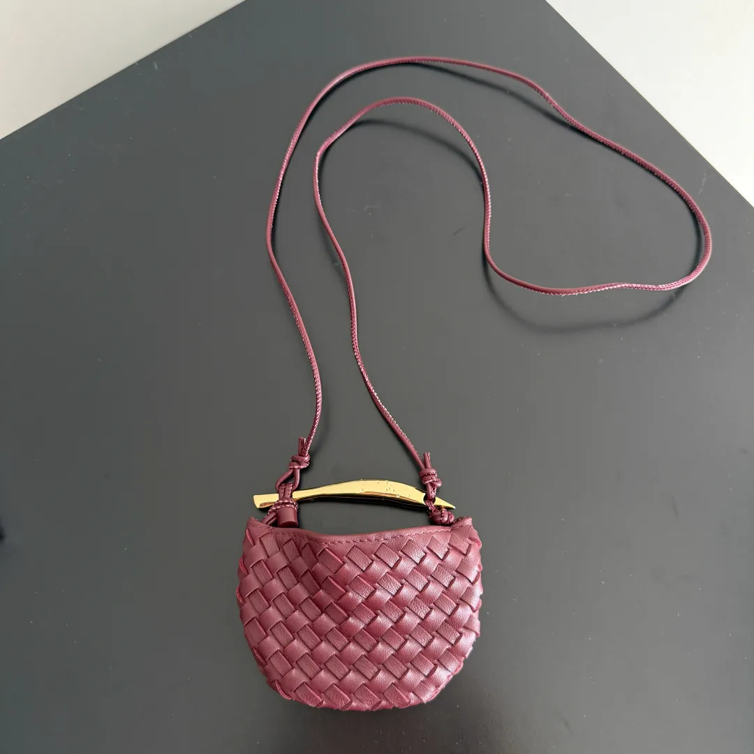 Batch 760 BV Miniature Sardine Cute and charming bag hanger. Why does it look so good on the bag‼ ️疗愈极了♥️百搭的包型搭配多巴胺色彩，心情整个都好起来了😍还可以背起来当小包使用，太好看了吧 Sardine是一个艺术品的梦想（Bird In Space天空之鸟）我们都称这款为行走的艺术品♥️ 款号：836834 颜色：巴罗红 尺寸：10*7*1.5cm